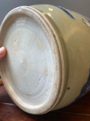 Een Chinese rouleau vaas met blauw-wit en koperrood decor op celadon fondkleur, Kangxi — foto 12