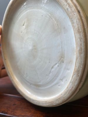 Een Chinese rouleau vaas met blauw-wit en koperrood decor op celadon fondkleur, Kangxi — foto 13