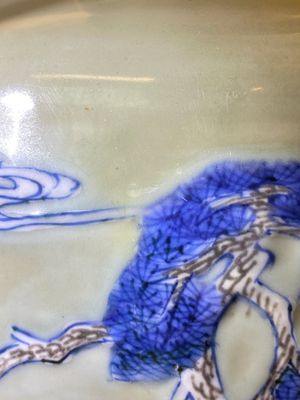 Een Chinese rouleau vaas met blauw-wit en koperrood decor op celadon fondkleur, Kangxi — foto 16