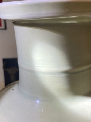 Een Chinese rouleau vaas met blauw-wit en koperrood decor op celadon fondkleur, Kangxi — foto 19