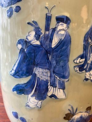 Een Chinese rouleau vaas met blauw-wit en koperrood decor op celadon fondkleur, Kangxi — foto 7