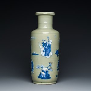 Een Chinese rouleau vaas met blauw-wit en koperrood decor op celadon fondkleur, Kangxi — foto 5