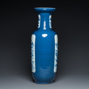 Een Chinese rouleau vaas met blauw-witte landschapspanelen op blauwe fondkleur, 19e eeuw — foto 4