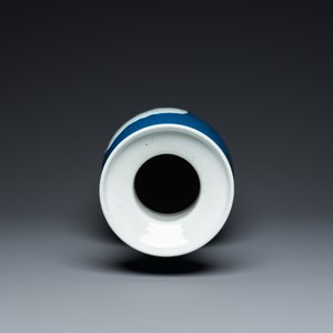 Een Chinese rouleau vaas met blauw-witte landschapspanelen op blauwe fondkleur, 19e eeuw — foto 5