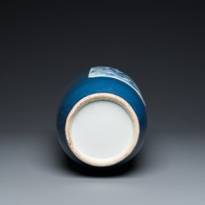 Een Chinese rouleau vaas met blauw-witte landschapspanelen op blauwe fondkleur, 19e eeuw — foto 6