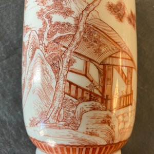 Een Chinese rouleau vaas met ijzerrood landschapsdecor, Kangxi — foto 11