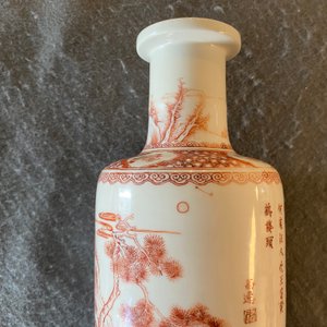 Een Chinese rouleau vaas met ijzerrood landschapsdecor, Kangxi — foto 15
