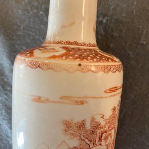 Een Chinese rouleau vaas met ijzerrood landschapsdecor, Kangxi — foto 25