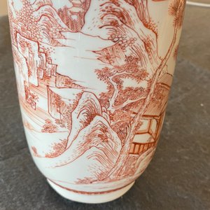 Een Chinese rouleau vaas met ijzerrood landschapsdecor, Kangxi — foto 29