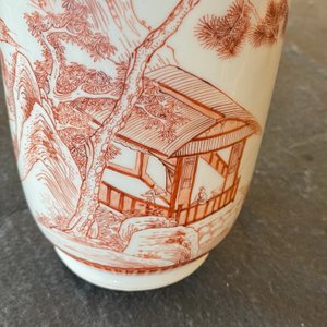 Een Chinese rouleau vaas met ijzerrood landschapsdecor, Kangxi — foto 30