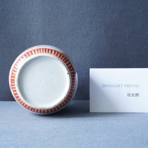 Een Chinese rouleau vaas met ijzerrood landschapsdecor, Kangxi — foto 35