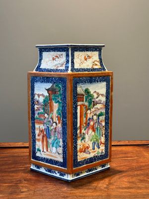 Een Chinese ruitvormige Canton famille rose vaas met mandarijns decor, Qianlong — foto 1