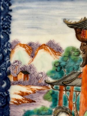 Een Chinese ruitvormige Canton famille rose vaas met mandarijns decor, Qianlong — foto 13