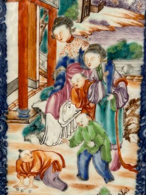 Een Chinese ruitvormige Canton famille rose vaas met mandarijns decor, Qianlong — foto 14