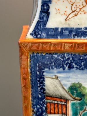 Een Chinese ruitvormige Canton famille rose vaas met mandarijns decor, Qianlong — foto 18