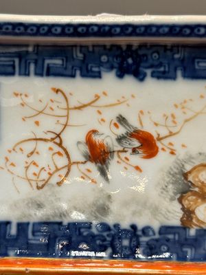 Een Chinese ruitvormige Canton famille rose vaas met mandarijns decor, Qianlong — foto 10