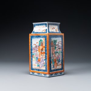Een Chinese ruitvormige Canton famille rose vaas met mandarijns decor, Qianlong — foto 2