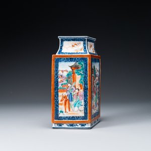 Een Chinese ruitvormige Canton famille rose vaas met mandarijns decor, Qianlong — foto 3