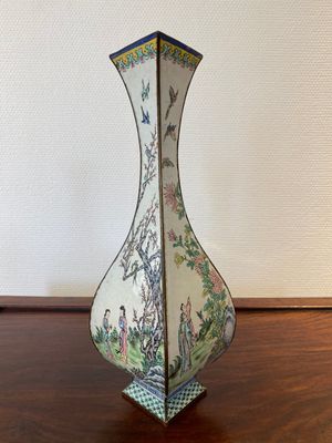 Een Chinese ruitvormige 'Vier Edellieden' vaas in Canton email, Qianlong merk en periode — foto 2