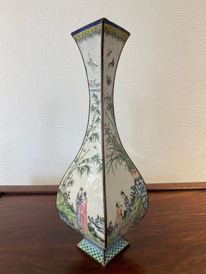Een Chinese ruitvormige 'Vier Edellieden' vaas in Canton email, Qianlong merk en periode — foto 4