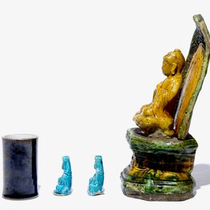 Een Chinese sancai Boeddha op troon, twee turquoise Guanyin figuren en een zwart met vergulde penseelpot, 18/19e eeuw — foto 2