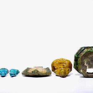 Een Chinese sancai Boeddha op troon, twee turquoise Guanyin figuren en een zwart met vergulde penseelpot, 18/19e eeuw — foto 5