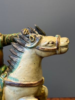 Een Chinese sancai daktegel in de vorm van een krijger te paard, Ming — foto 6