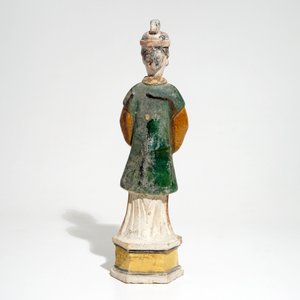Een Chinese sancai figuur van een dienaar op sokkel, Ming — foto 3
