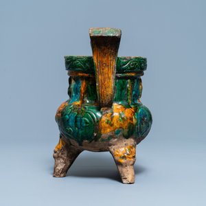 Een Chinese sancai-geglazuurde driepotige wierookbrander, Ming — foto 5