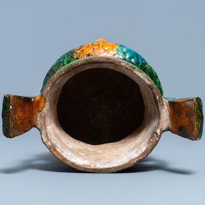 Een Chinese sancai-geglazuurde driepotige wierookbrander, Ming — foto 6