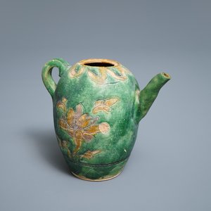 Een Chinese sancai geglazuurde kan met gekerfd decor, Liao (916-1125) — foto 1