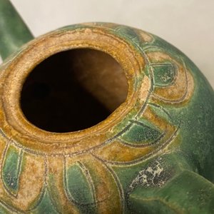 Een Chinese sancai geglazuurde kan met gekerfd decor, Liao (916-1125) — foto 11