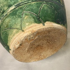Een Chinese sancai geglazuurde kan met gekerfd decor, Liao (916-1125) — foto 13