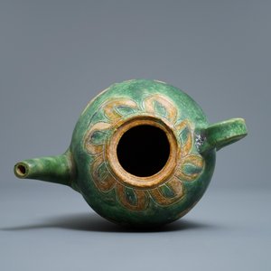 Een Chinese sancai geglazuurde kan met gekerfd decor, Liao (916-1125) — foto 6