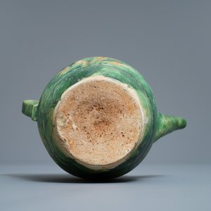 Een Chinese sancai geglazuurde kan met gekerfd decor, Liao (916-1125) — foto 7