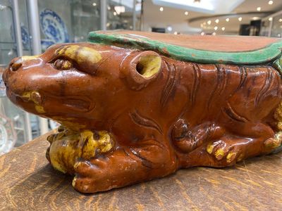 Een Chinese sancai-geglazuurde neksteun met drie leeuwen, Ming — foto 2
