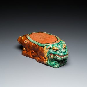 Een Chinese sancai-geglazuurde neksteun met drie leeuwen, Ming — foto 1