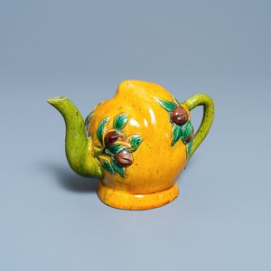 Een Chinese sancai-geglazuurde perzikvormige cadogan theepot, 19e eeuw — foto 1