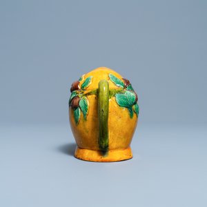 Een Chinese sancai-geglazuurde perzikvormige cadogan theepot, 19e eeuw — foto 3