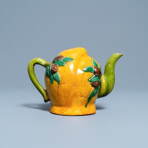 Een Chinese sancai-geglazuurde perzikvormige cadogan theepot, 19e eeuw — foto 4