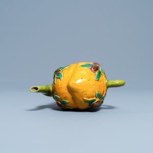 Een Chinese sancai-geglazuurde perzikvormige cadogan theepot, 19e eeuw — foto 6