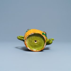 Een Chinese sancai-geglazuurde perzikvormige cadogan theepot, 19e eeuw — foto 7