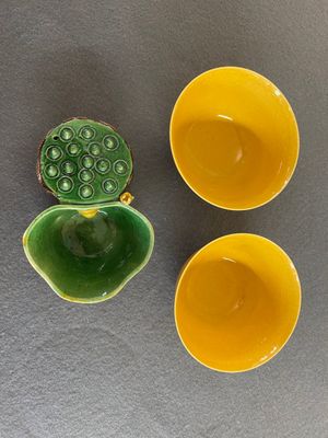 Een Chinese sancai-geglazuurde waterdruppelaar en een paar gele kommen met anhua drakendecor, Xianfeng merk, Kangxi en later — foto 1