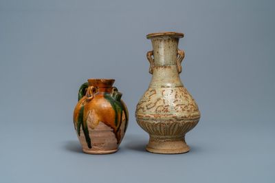 Een Chinese sancai kan en een flesvormige celadon vaas, Tang en Song