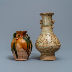 Een Chinese sancai kan en een flesvormige celadon vaas, Tang en Song — foto 1