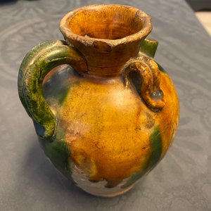 Een Chinese sancai kan en een flesvormige celadon vaas, Tang en Song — foto 18
