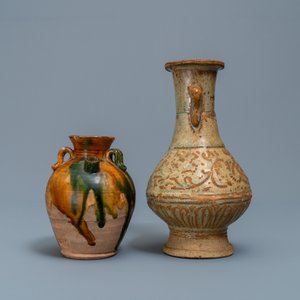 Een Chinese sancai kan en een flesvormige celadon vaas, Tang en Song — foto 2