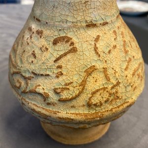 Een Chinese sancai kan en een flesvormige celadon vaas, Tang en Song — foto 22
