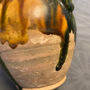 Een Chinese sancai kan en een flesvormige celadon vaas, Tang en Song — foto 10