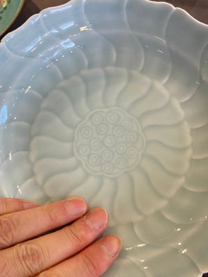Een Chinese sang-de-boeuf geglazuurde pot, een blanc de Chine Boeddha en twee borden, 19e eeuw — foto 9